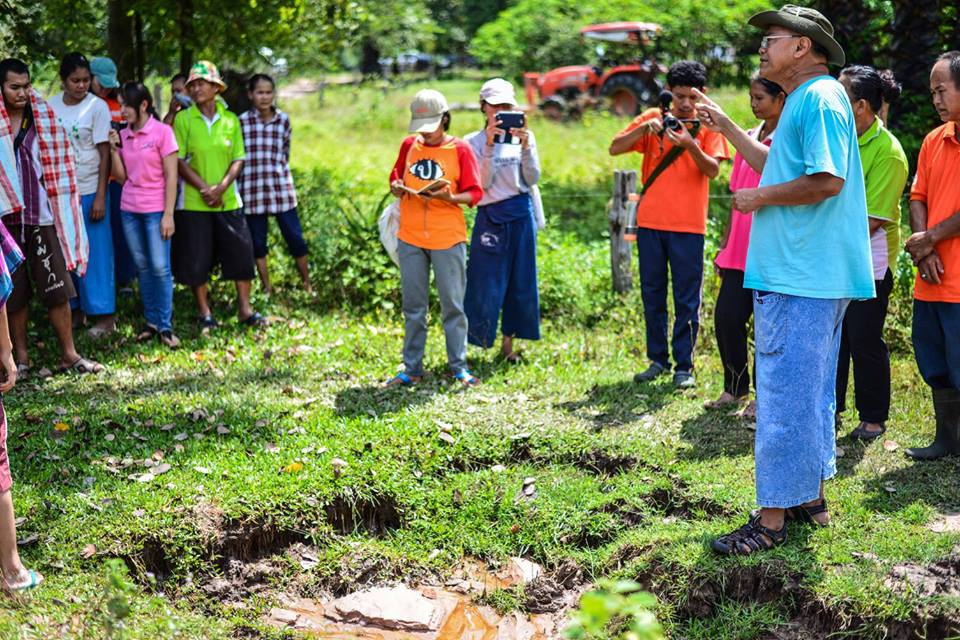อ.ยักษ์ : ตามรอยพระราชา สร้างตำราบนผืนดิน อ.ยักษ์ : ตามรอยพระราชา สร้างตำราบนผืนดิน