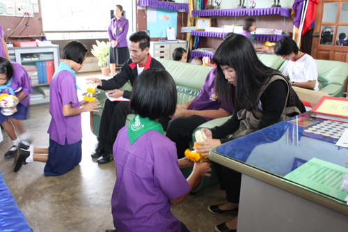 นักเรียนมอบพวงมาลัยแก่พี่ๆ True