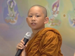 สามเณรปังปอนด์นำสวดให้พร